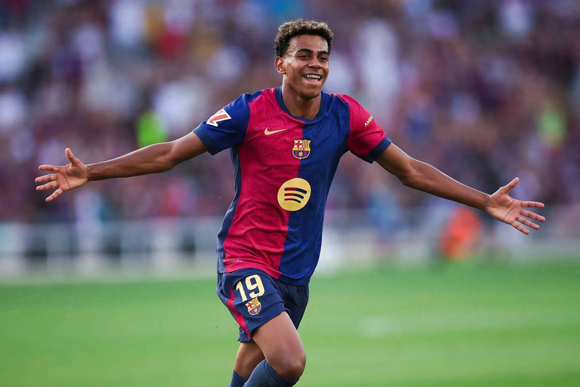 C9不断突破!,莱万多夫斯基连续三场比赛得分超过战术调整上演精彩一战(莱万多夫斯基身价) C9不断突破!,莱万多夫斯基连续三场比赛得分超过战术调整上演精彩一战(莱万多夫斯基身价)